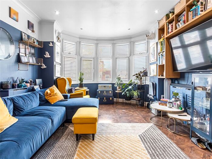 2 Bedroom Flat For Sale In Grenoble Gardens, London, N13