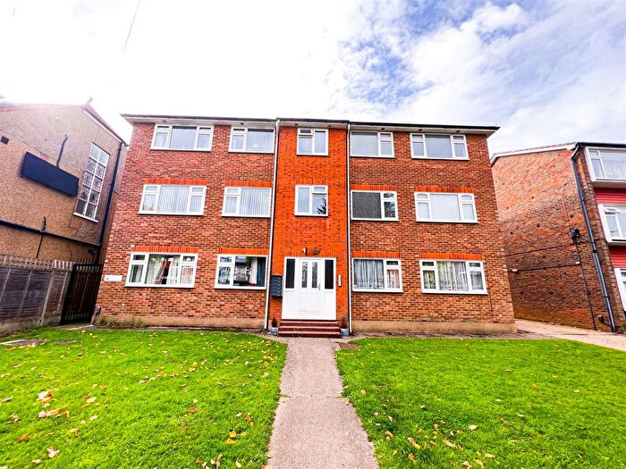 2 Bedroom Flat To Rent In Connaught Avenue, London, E4