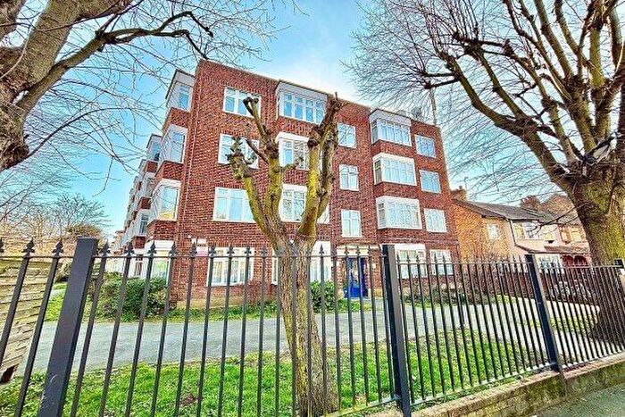 2 Bedroom Flat To Rent In Fairlop Road, London, E11