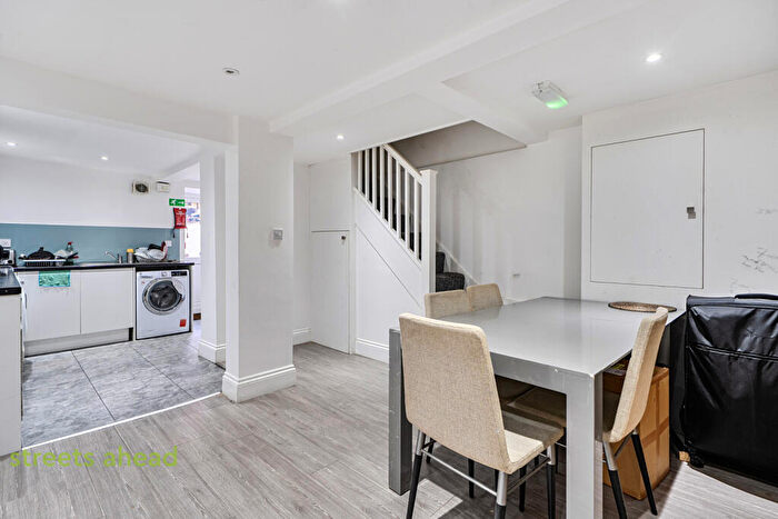 5 Bedroom End Of Terrace House For Sale In Sydenham Road, Croydon, CR0