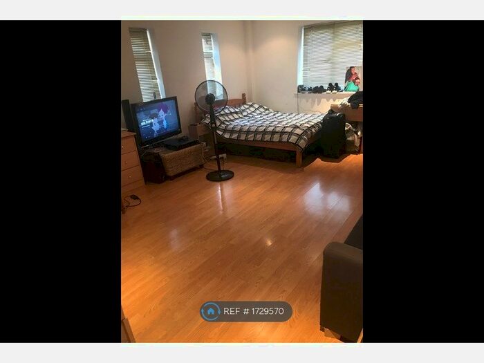 Studio To Rent In London, London, NW4