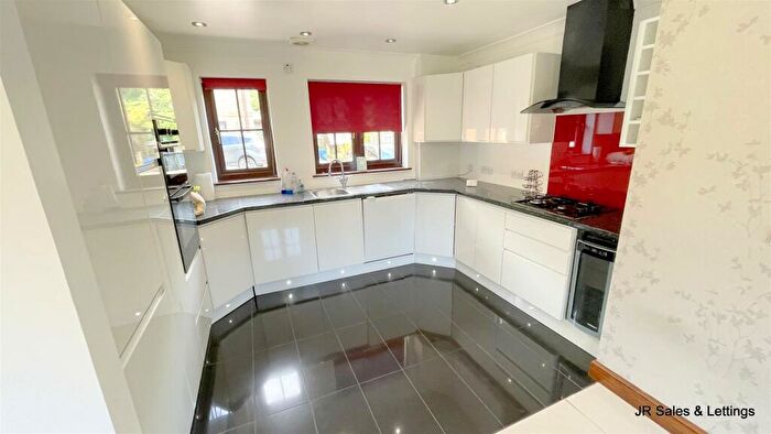 2 Bedroom Detached Bungalow For Sale In Hammondstreet Road, West Cheshunt, EN7