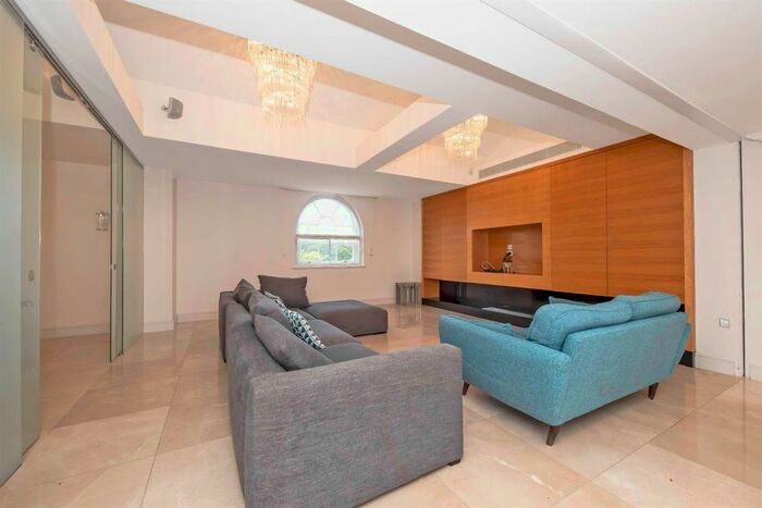 4 Bedroom Flat To Rent In York Terrace West, London, NW1