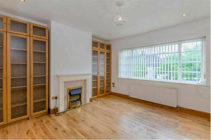 2 Bedroom Flat To Rent In Ossulton Way, Hampstead Garden Suburb, London, N2