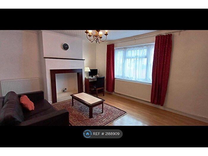 4 Bedroom Semi-Detached House To Rent In Hunters Grove, Hayes, UB3