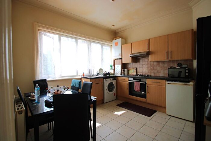 2 Bedroom Flat To Rent In Golders Green Road, Golders Green, London, NW11