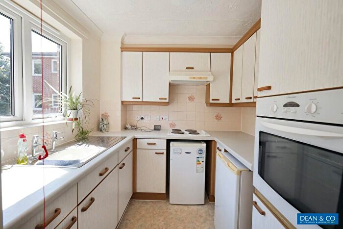 1 Bedroom Flat For Sale In St. Peters Close, Hove, East Sussex, BN3