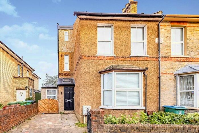 2 Bedroom Flat To Rent In Woodford Road, Watford, Hertfordshire, WD17