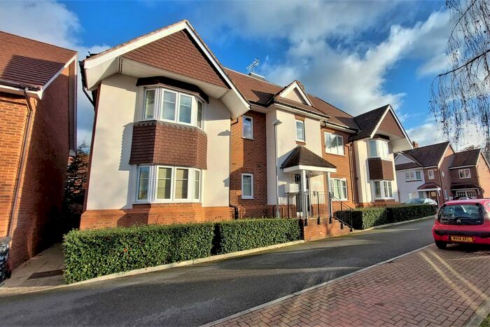 1 Bedroom Flat To Rent In Poplar Road, Esher, KT10