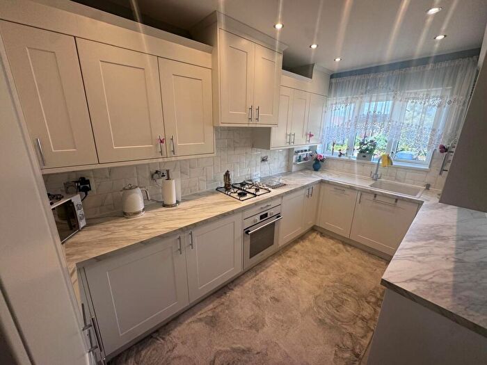 2 Bedroom Flat To Rent In Roosevelt Way, Dagenham, RM10