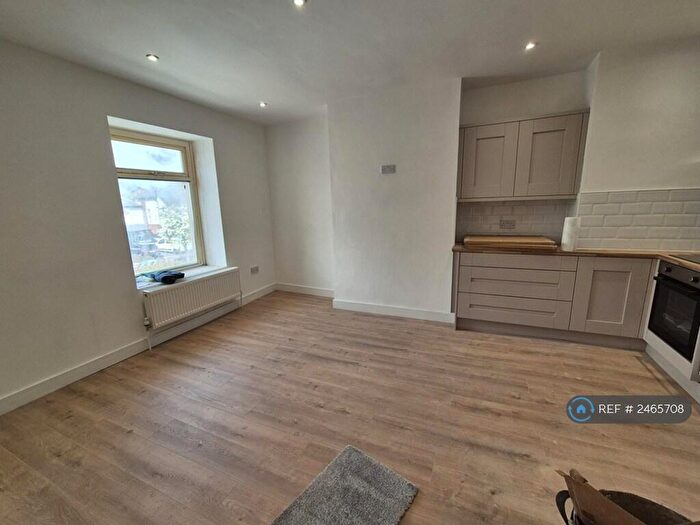 2 Bedroom Flat To Rent In Oldham Road, Oldham, OL4