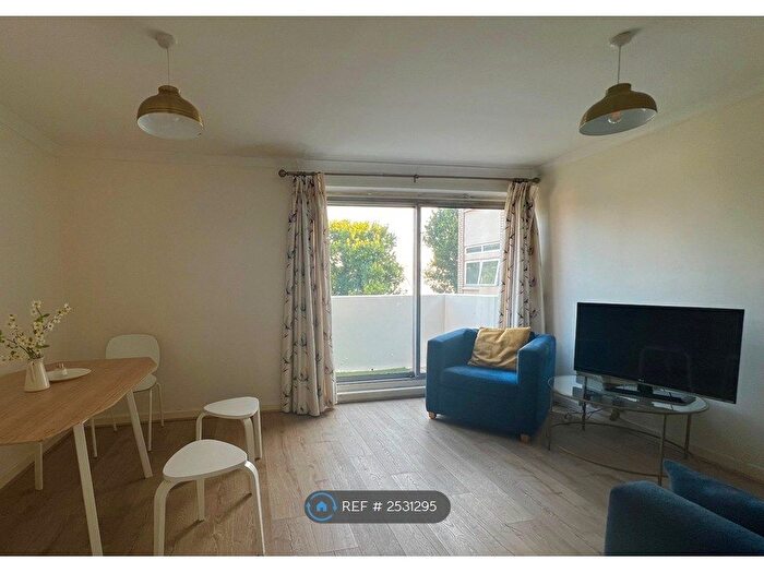 2 Bedroom Flat To Rent In Bloomsbury Close, London, W5