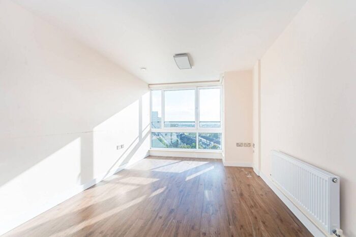 2 Bedroom Flat To Rent In The Green, Southall, UB2