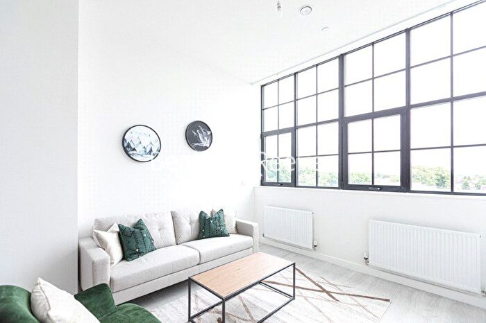 2 Bedroom Flat To Rent In Carnation Gardens, Hayes, UB3