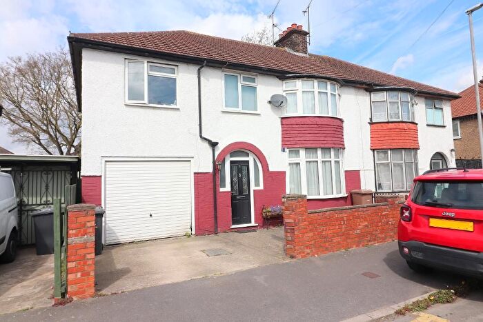5 Bedroom Semi Detached House For Sale In Fitzroy Avenue, Luton, Bedfordshire, LU3
