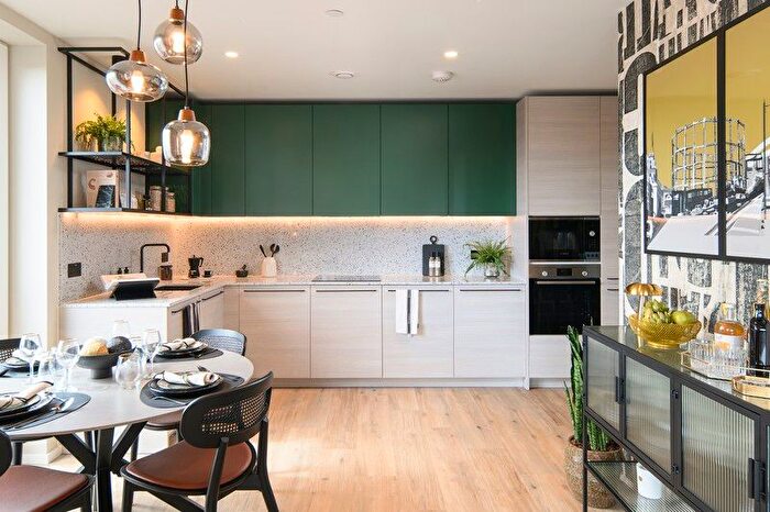 3 Bedroom Flat For Sale In Leven Road, London, E14