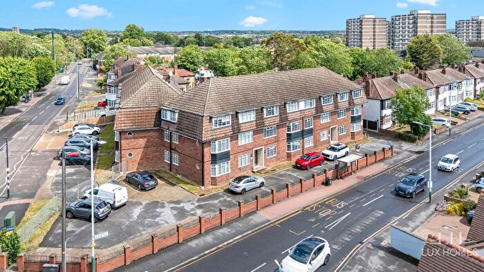 2 Bedroom Flat For Sale In Squirrels Court, Romford, RM2