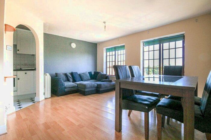 3 Bedroom Flat To Rent In Comer Crescent, Southall, UB2