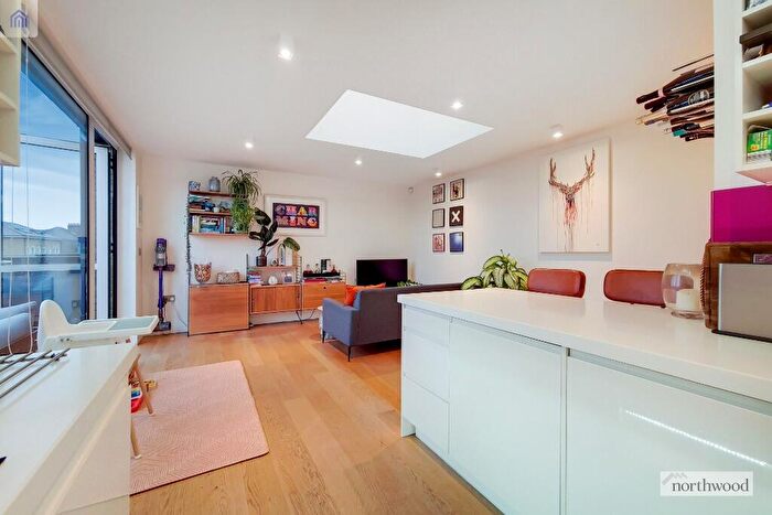 2 Bedroom Flat For Sale In Gipsy Road, West Norwood, London, SE27