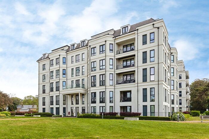 2 Bedroom Flat For Sale In West Cliff Road, Bournemouth, BH2