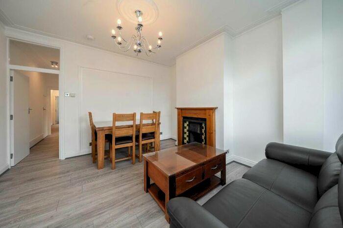 2 Bedroom Flat To Rent In High Road, Finchley, N12