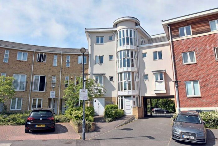 2 Bedroom Flat To Rent In Blenheim Court, Maidenhead, Berkshire, SL6