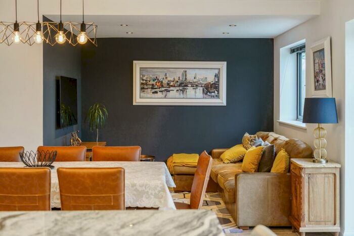 4 Bedroom Semi-Detached House To Rent In Banbury Road, Warwick, (Short Let), CV34