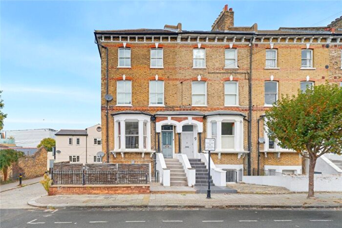 2 Bedroom Apartment For Sale In Cologne Road, SW11
