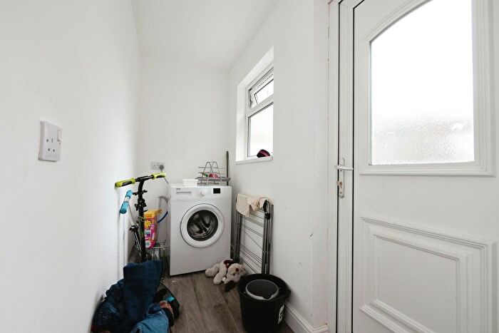 3 Bedroom End Of Terrace House For Sale In Westminster Avenue, Hull, HU8