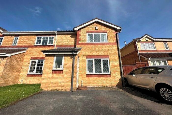3 Bedroom Semi-Detached House To Rent In Isbourne Way, Birmingham, B9