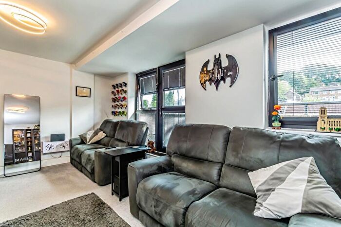 2 Bedroom Flat For Sale In Croydon Road, Caterham, CR3