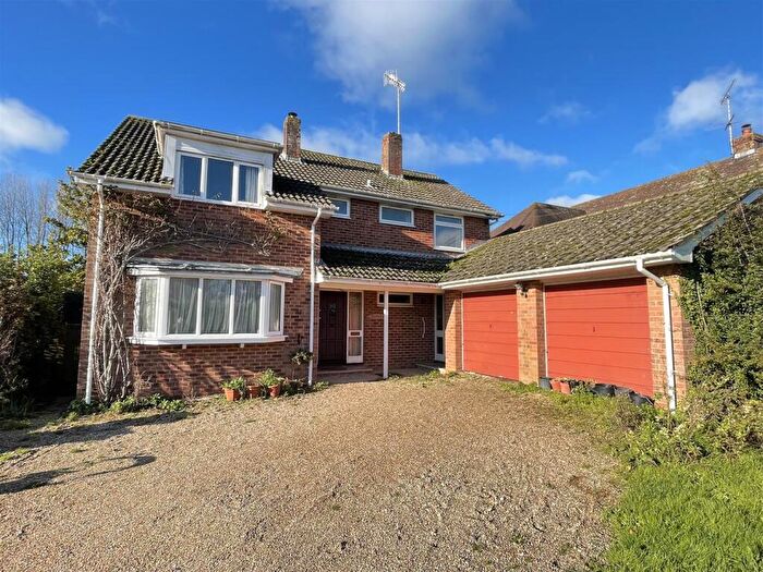 5 Bedroom Detached House For Sale In Gravel Close, Downton, Salisbury, SP5