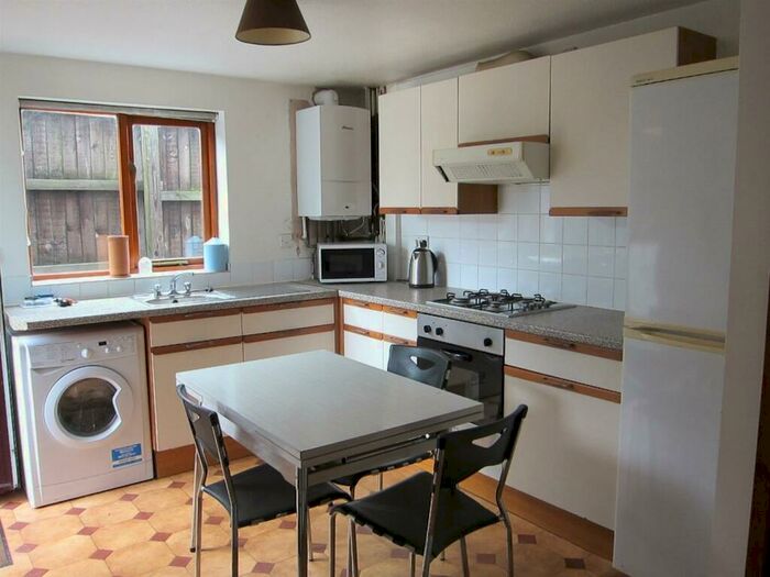 3 Bedroom Flat To Rent In St Michaels Avenue, Treforest, CF37