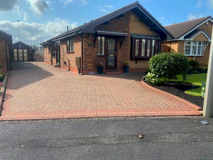 3 Bedroom Detached Bungalow To Rent In Longcroft Grove, Audenshaw, Manchester, M34