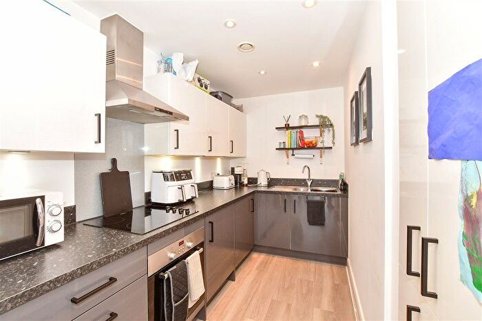 2 Bedroom Flat For Sale In The Avenue, Tunbridge Wells, Kent, TN2
