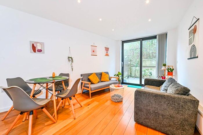 3 Bedroom Flat To Rent In Caledonian Road, Caledonian Road, London, N1