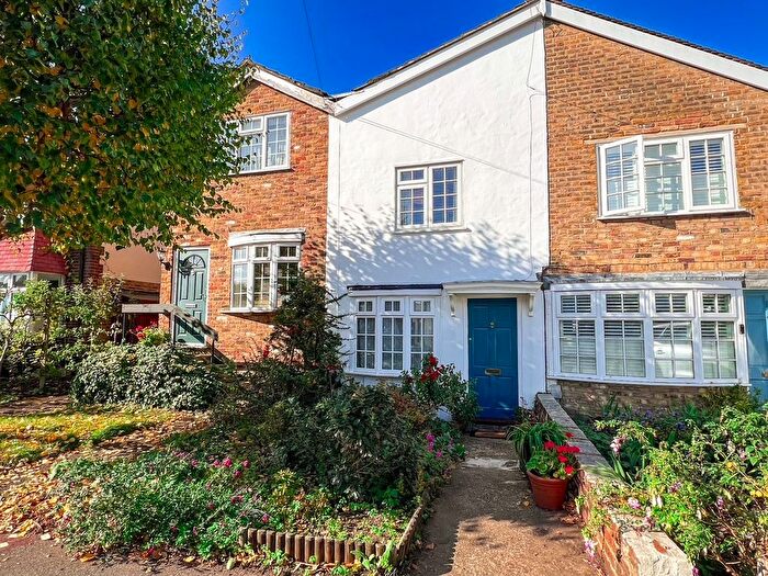 2 Bedroom Cottage For Sale In Spreighton Road, West Molesey, KT8