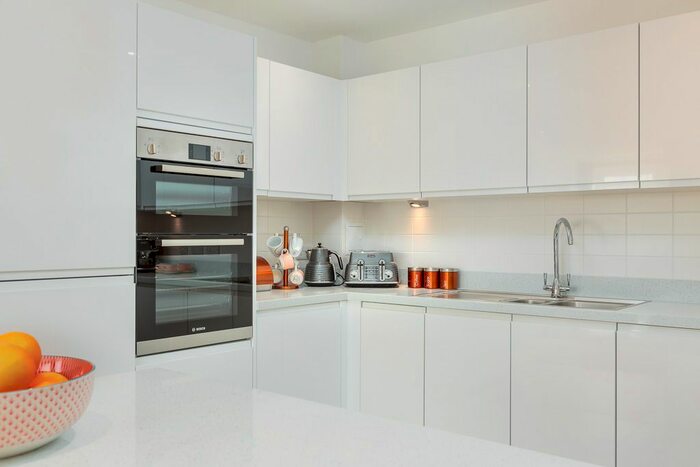 1 Bedroom Flat To Rent In Market Street, Addlestone, KT15