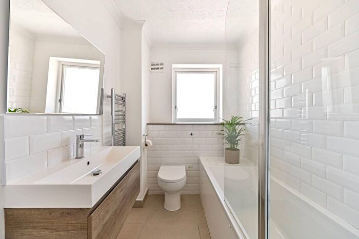 2 Bedroom Flat To Rent In Maplehurst Close, Kingston, Kingston Upon Thames, KT1