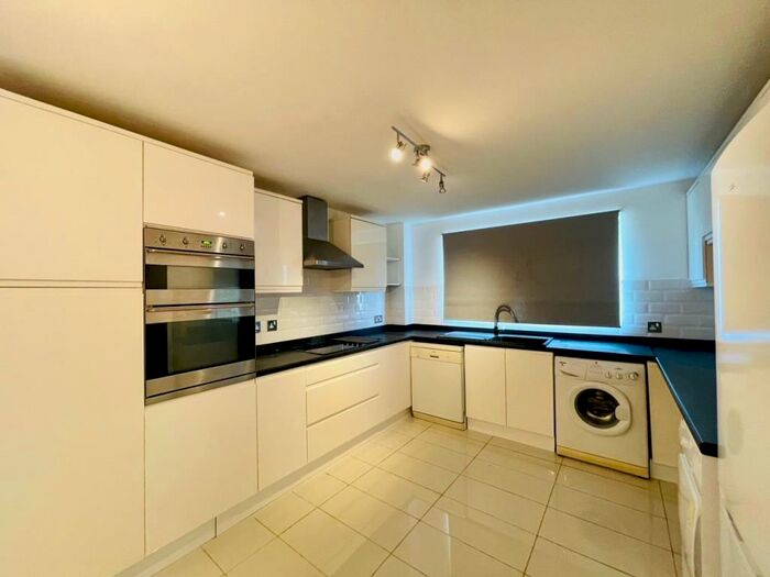2 Bedroom Apartment To Rent In New Barnet, Middlesex, EN5