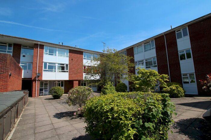 2 Bedroom Flat To Rent In Grainford Court, Crescent Road, Wokingham, RG40