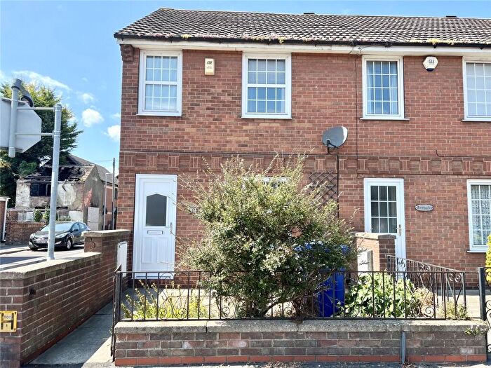 3 Bedroom End Of Terrace House For Sale In Heneage Road, Grimsby, DN32