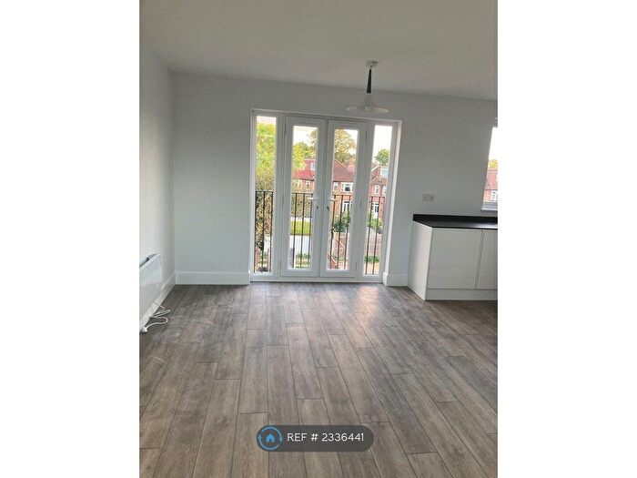 3 Bedroom Flat To Rent In West Barnes Lane, New Malden, KT3