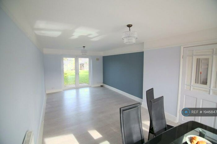 3 Bedroom Semi-Detached House To Rent In Elmhurst Road, Aylesbury, HP20