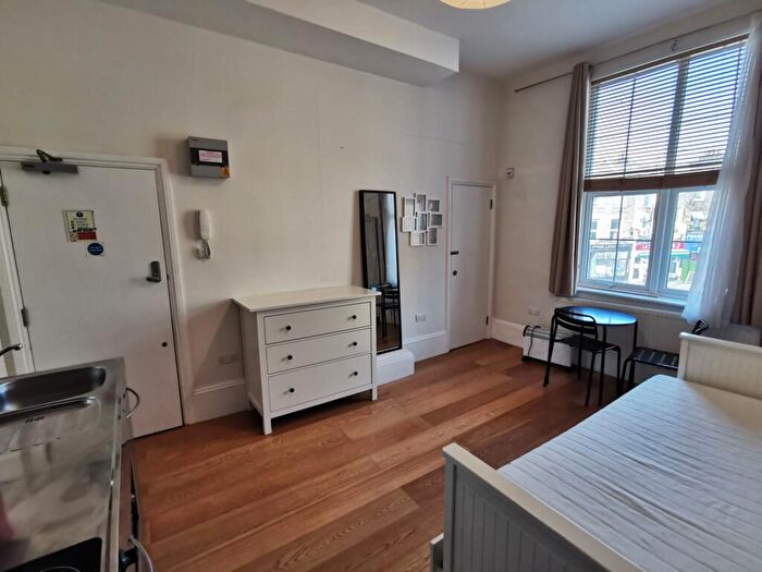 Studio To Rent In Courtyard House, Rotherhithe New Road, Surrey Quays, SE16