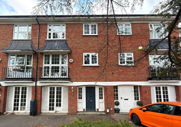4 Bedroom Town House For Sale In Stanley Avenue, Beckenham, Kent, BR3