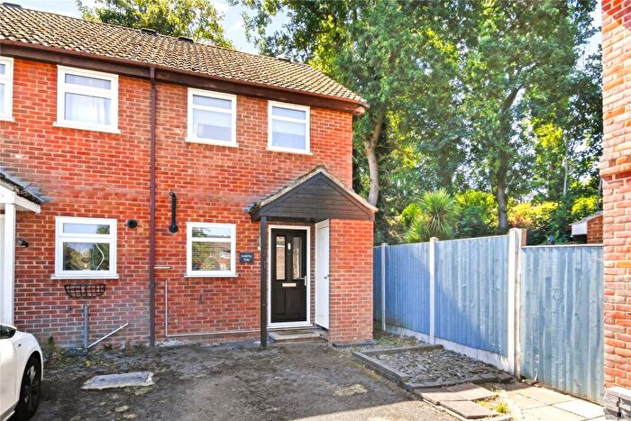 2 Bedroom End Of Terrace House For Sale In Northampton Close, Bracknell, Berkshire, RG12