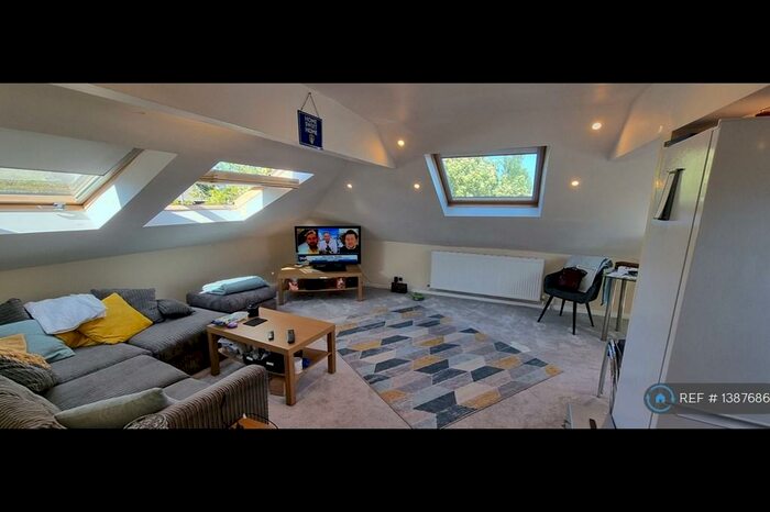 2 Bedroom Flat To Rent In Alwoodley Lane, Leeds, LS17