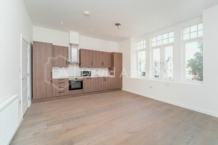 2 Bedroom Flat To Rent In Frobisher Road, Turnpike Lane, London, N8