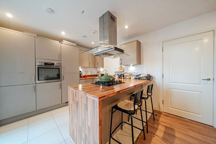 2 Bedroom Flat For Sale In Kingston Road, London, SW20